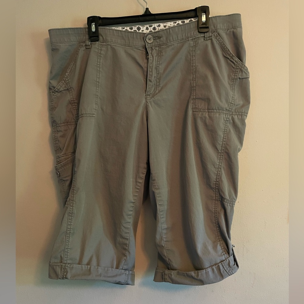 Lee Sinfully Soft sz 16/18 Gray Roll Tab Capri Pants